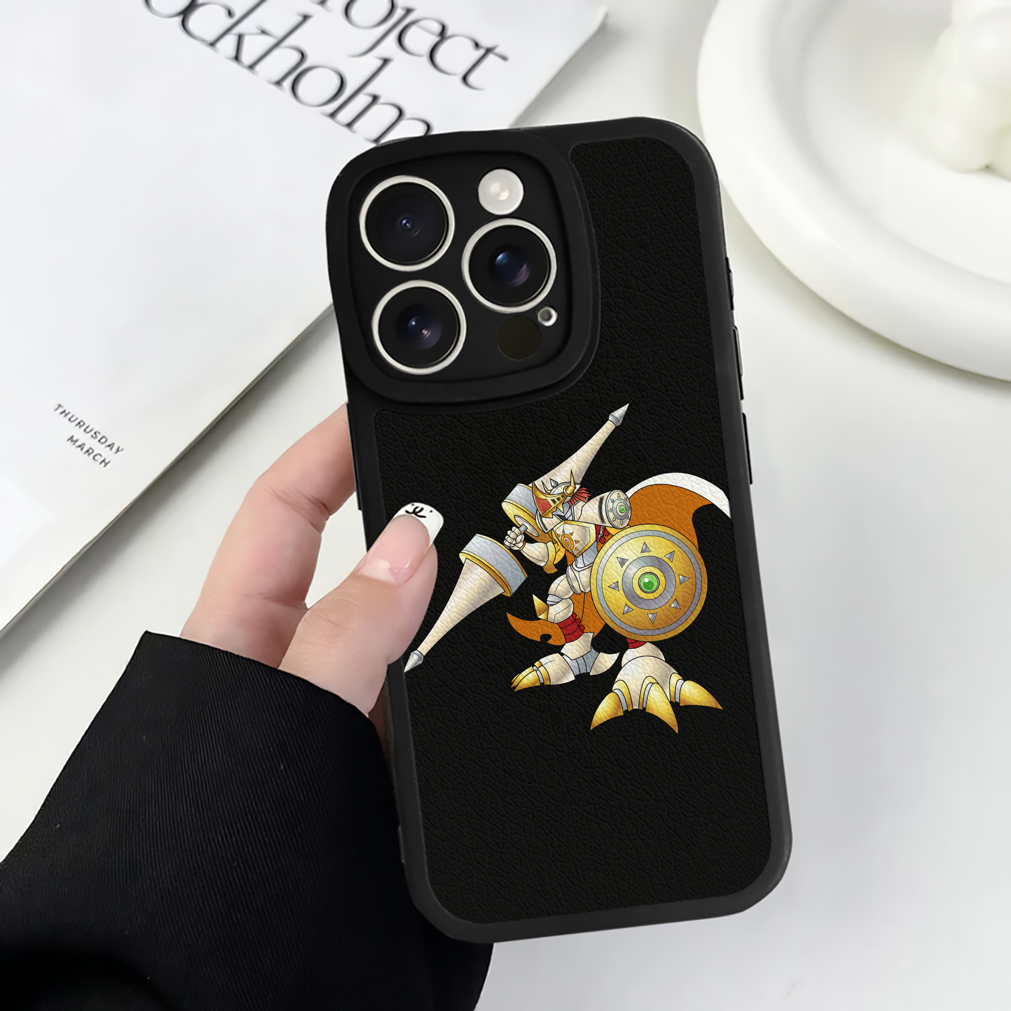 （画像用） Digimon デジタルモンスター/デジモン 【iPhone 16シリーズ対応】シリコンスマホケース（レザー調） 材質：シリコン
